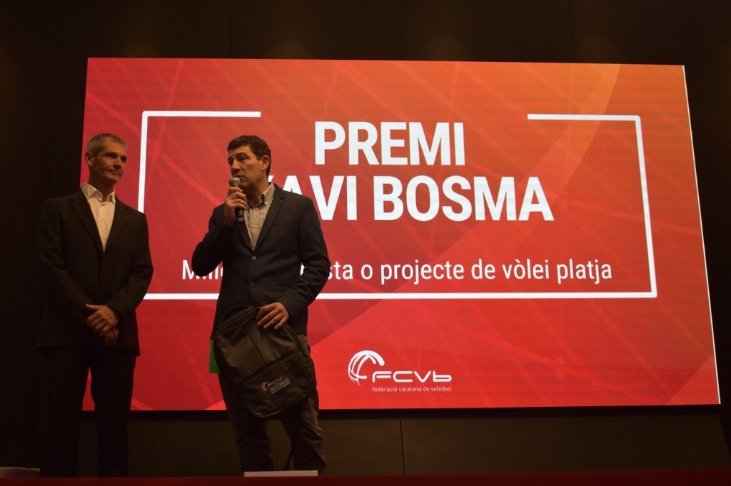 Jordi Serra recibiendo el premio a manos de Xavi Bosma