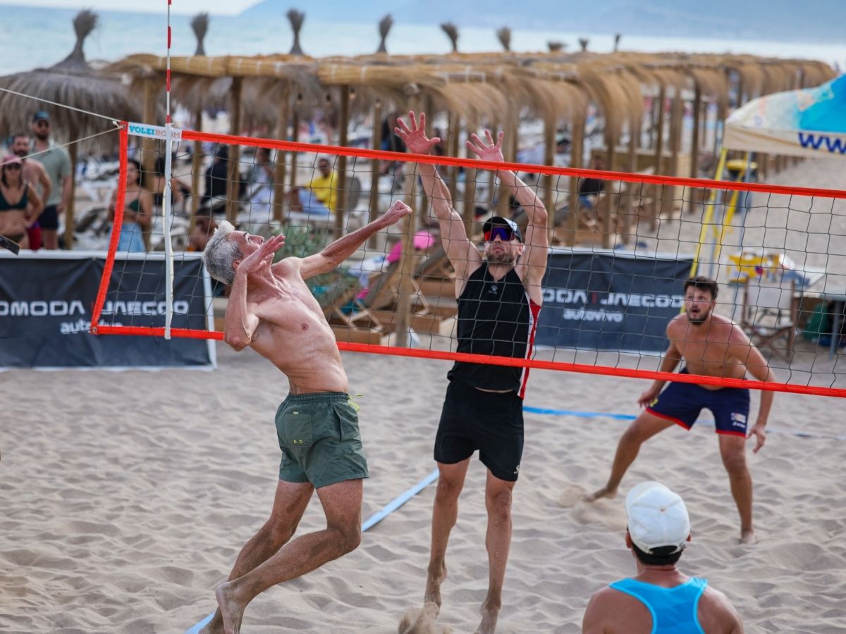 Jugadores durante la tercera prueba del Circuito Voleiboom 2026 en Castelldefels